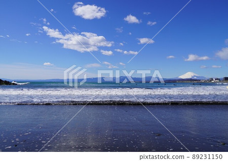Mt. Fuji in the snow seen from the Chigasaki coast in winter 89231150