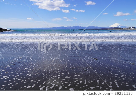 冬天從茅崎海岸看到的雪中的富士山 冬天從茅崎海岸看到的雪中的富士山 89231153