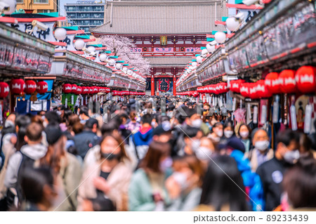 日本東京市容 4 月 2 日淺草寺開滿櫻花。不再像 Korona-ka 那樣擁擠 = 2 天 89233439