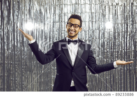 Smiling black man entertain public in club Smiling black man entertain public in club 89233886