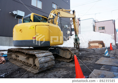 Heavy equipment used for demolition work of waiting houses 89235585
