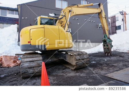 Heavy equipment used for demolition work of waiting houses 89235586