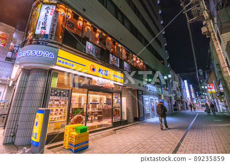日本東京城市景觀俯瞰神田站前的酒吧。傳播預防已解除，但 = 4 月 2 日 89235859