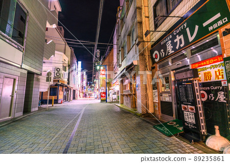 日本東京城市景觀俯瞰神田站前的酒吧。傳播預防已解除，但 = 4 月 2 日 89235861