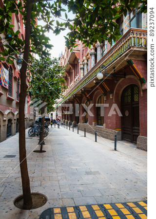 Barcelona alley vertical composition Barcelona alley vertical composition 89237094