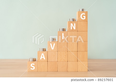 儲蓄和救濟的形象 上面寫著“儲蓄”的積木和硬幣 89237601