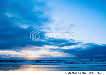 Cold day at the end of April, sunrise at Kawarago Beach, Ibaraki Prefecture 89237672