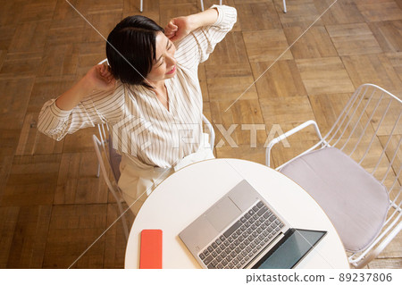 一個打斷電腦工作並成長的女人 89237806