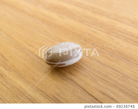 A grain of carioca beans, on a wooden table. 89238748