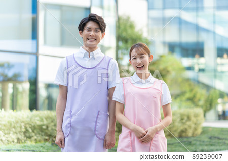 年輕男性和女性護理人員的肖像 攝影合作“LINK FOREST” 89239007