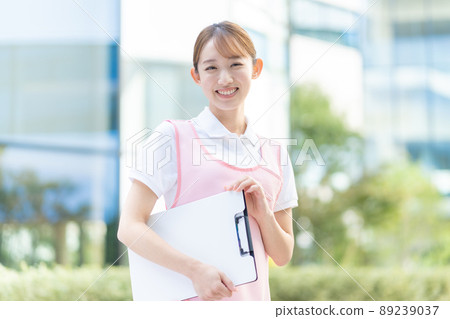 一位年輕女性看護者“LINK FOREST”的肖像 89239037