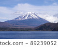 富士山在積雪的湖岸邊 89239052