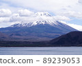 富士山在積雪的湖岸邊 89239053