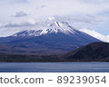 富士山在積雪的湖岸邊 89239054