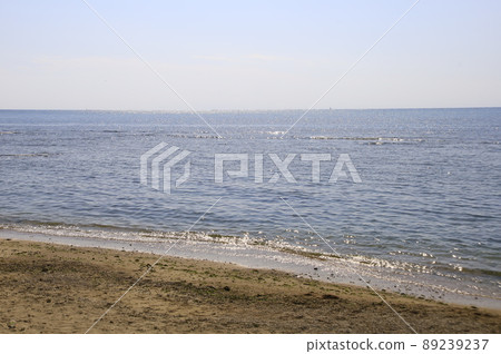 沖繩海灘（多雲的天空） 89239237