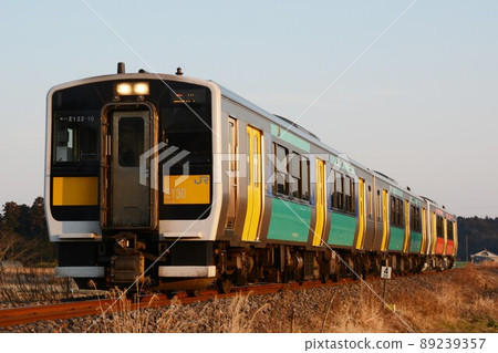 黃昏時分穿過關東平原的水郡線 Kiha E130 系列 黃昏時分穿過關東平原的水郡線 Kiha E130 系列 89239357