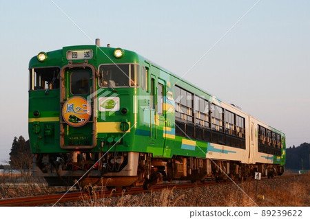 View Coaster Kazekko on the Suigun Line at dusk 89239622