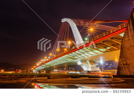 Sunset Twilight view of the Dazhi Bridge 89239983