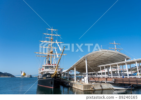 停泊在兵庫縣南淡路市福倉港的鳴門海峽漩渦遊輪的 Kanrin Maru 89240165