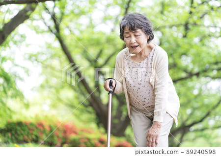 Senior woman with knee sore 89240598