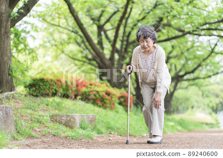 Senior woman with knee sore 89240600