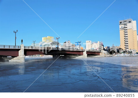 釧路川，冬天的釧路橋（北海道釧路市） 89240855