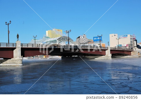 Kushiro River, Kushiro Bridge in winter (Kushiro City, Hokkaido) 89240856