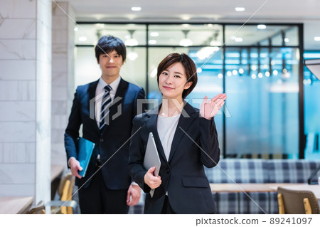 在辦公室工作的商務人士 89241097