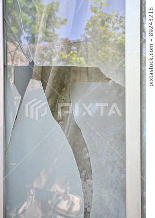 破房子的窗玻璃 89243218