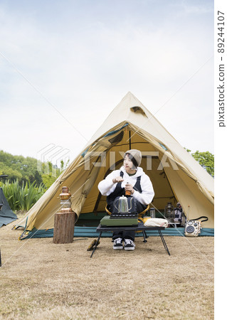 獨奏營形象磨咖啡豆的年輕女子 89244107