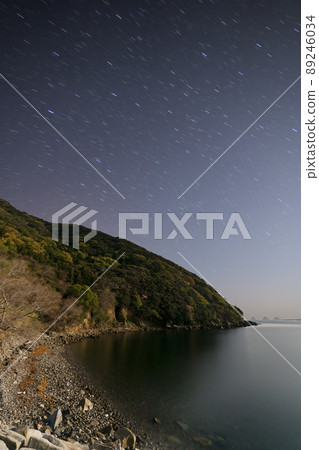 瀨戶內海的平靜海面和星空的景色 瀨戶內海的平靜海面和星空的景色 89246034