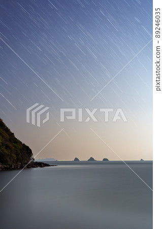 瀨戶內海的平靜海面和星空的景色 89246035