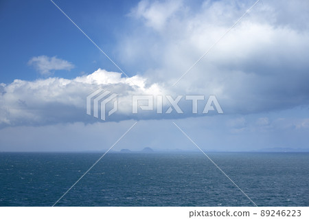 The calm waters of the Seto Inland Sea and the scenery of white clouds 89246223