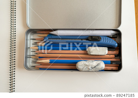 A pencil case containing a pencil for drawing, a tortillon, a rubber band, and a utility knife. A pencil case containing a pencil for drawing, a tortillon, a rubber band, and a utility knife. 89247185
