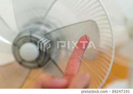 Trace the blade of the fan with your finger 89247191