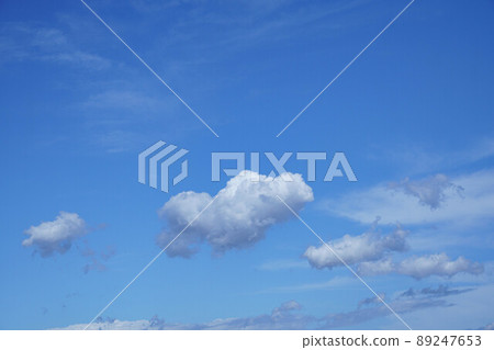 清新的藍天中的白雲 89247653