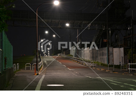 黑暗的夜路、車行道、人行道和室外燈 黑暗的夜路、車行道、人行道和室外燈 89248351