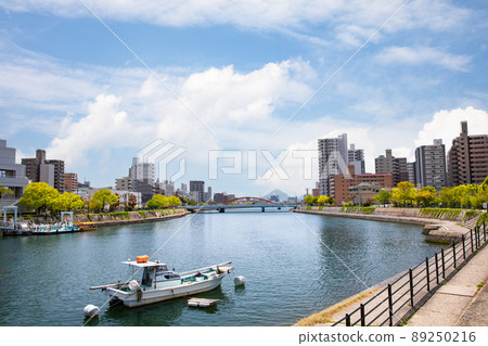 這是廣島的街景。它位於主要河流沿岸，在那裡您可以看到 Aster Plaza。請享受明亮寬敞的氛圍。廣島縣 89250216