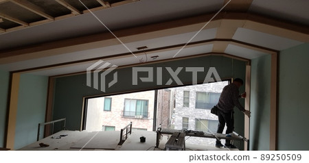 建築工地。木匠。木工。圖像。設計。鳥蛋。甲板。窗框建築。 建築工地。木匠。木工。圖像。設計。鳥蛋。甲板。窗框建築。 89250509