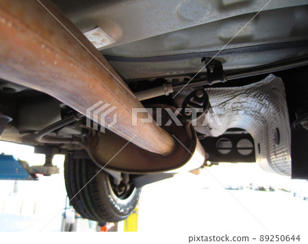 輕微生鏽的汽車消音器,車身下部 輕微生鏽的汽車消音器,車身下部 89250644