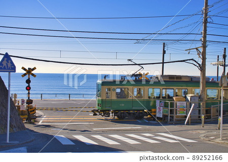 [鎌倉市] 在鎌倉高中前站的鐵路道口奔跑的江之電 89252166