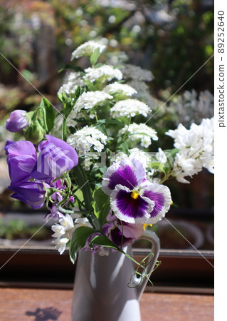 Decorate the flowers in the garden on the bay window Decorate the flowers in the garden on the bay window 89252640