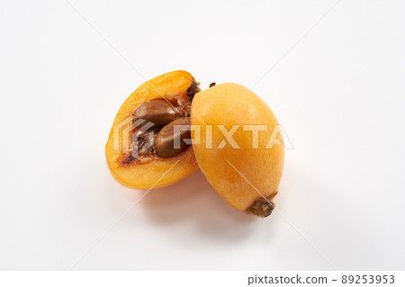 白色背景的枇杷果實 89253953