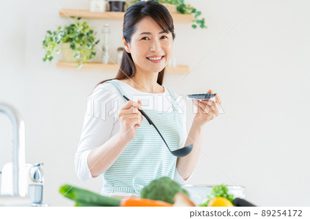 在廚房做飯的笑臉中間女人 89254172