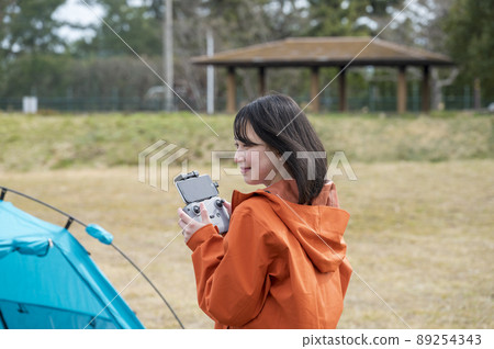 駕駛業餘無人機的年輕女子 89254343