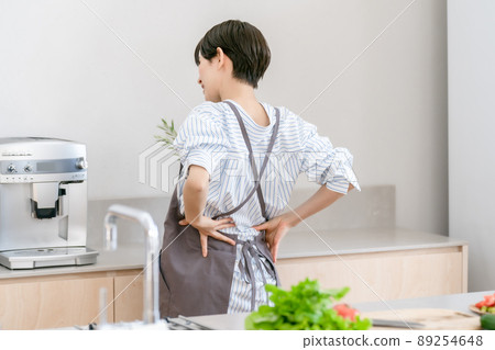 廚房女人肩膀僵硬背痛疲勞 廚房女人肩膀僵硬背痛疲勞 89254648
