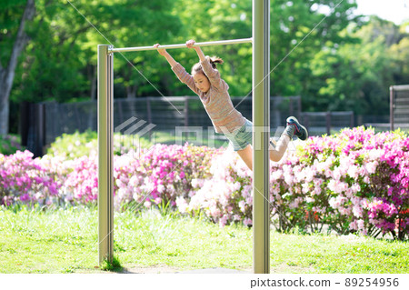 Girls playing with iron bars 89254956