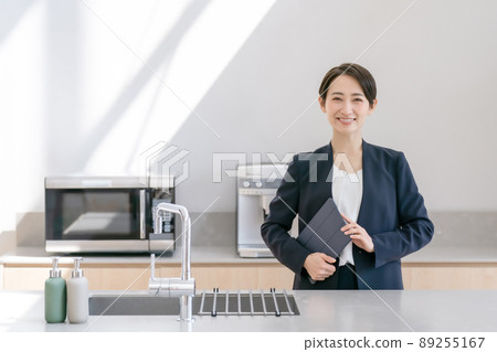 Real estate housing business women Real estate housing business women 89255167