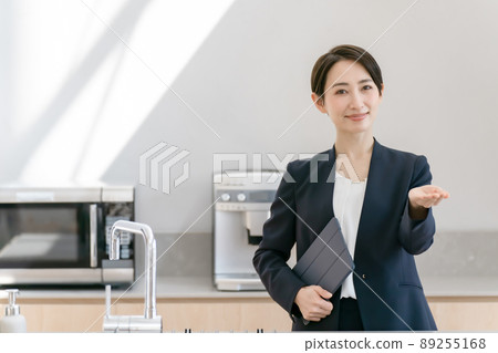 Real estate housing business women Real estate housing business women 89255168