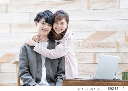 一個可以被遠程工作的年輕丈夫寵愛的妻子 一個可以被遠程工作的年輕丈夫寵愛的妻子 89255441